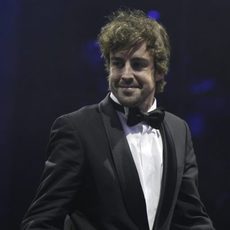 Fernando Alonso sonríe al salir al estrado