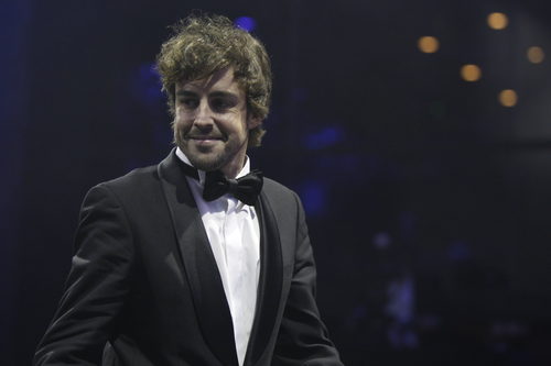 Fernando Alonso sonríe al salir al estrado