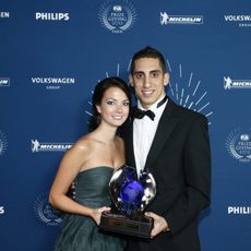 Sebastien Buemi y Jennifer Mock con el trofeo del WEC