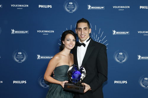 Sebastien Buemi y Jennifer Mock con el trofeo del WEC