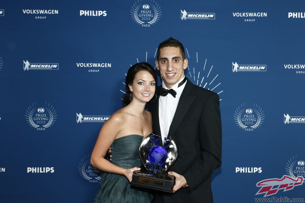 Sebastien Buemi y Jennifer Mock con el trofeo del WEC