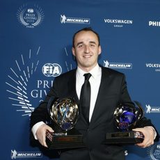 Robert Kubica con sus dos trofeos