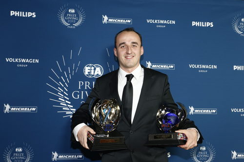 Robert Kubica con sus dos trofeos