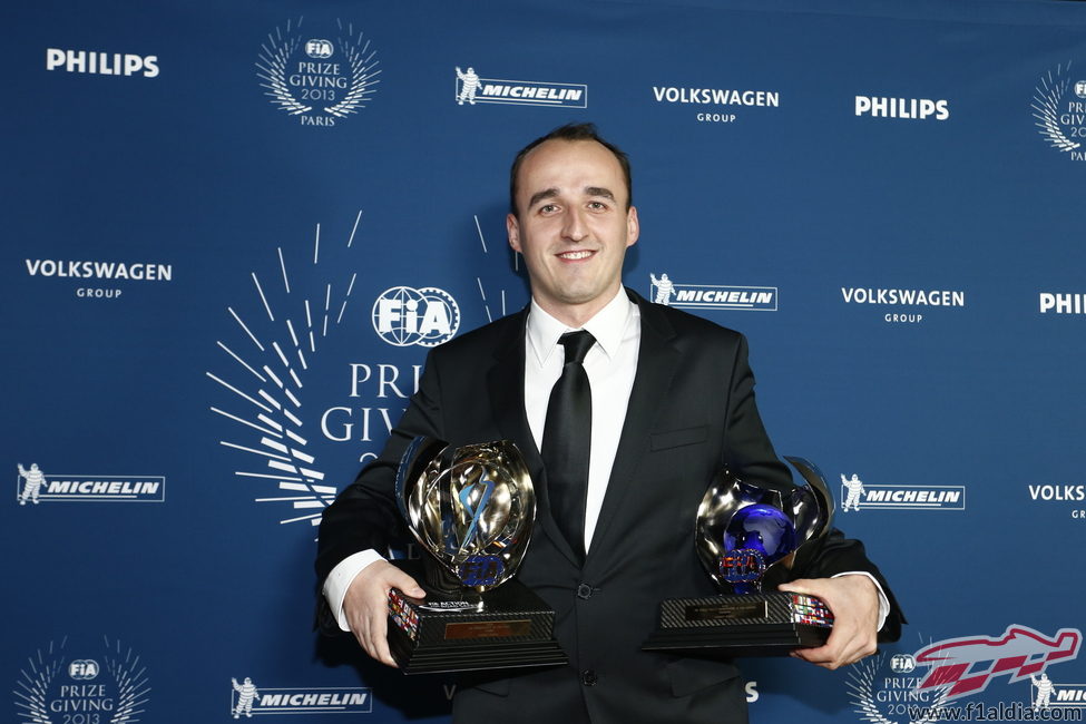 Robert Kubica con sus dos trofeos