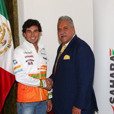 Vijay Mallya estrecha la mano de su nuevo piloto