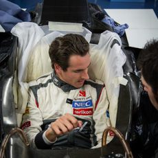 Adrian Sutil cambia impresiones con sus compañeros