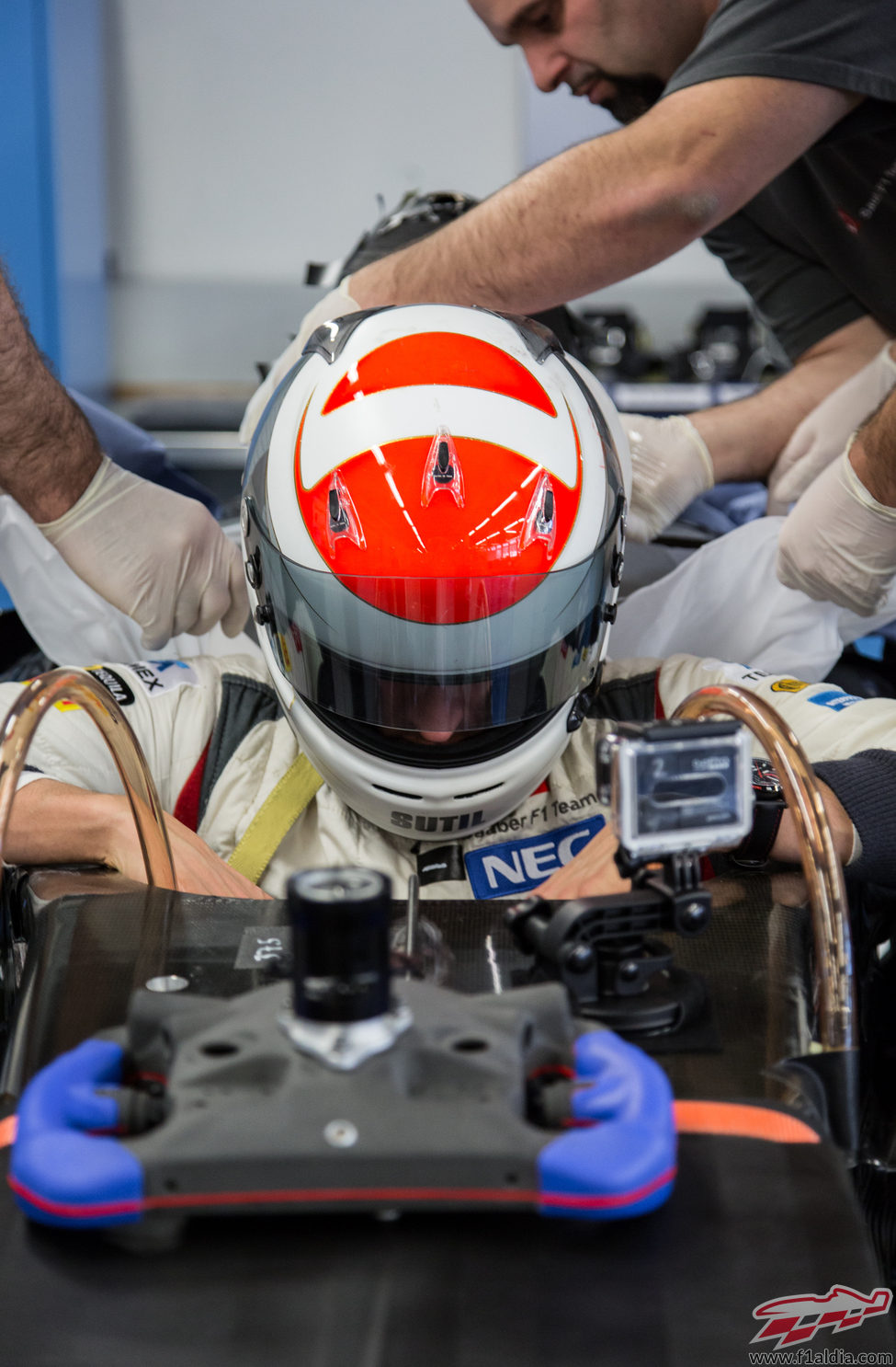 Adrian Sutil entra en su nuevo cockpit