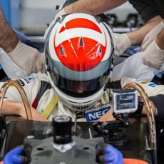 Adrian Sutil entra en su nuevo cockpit