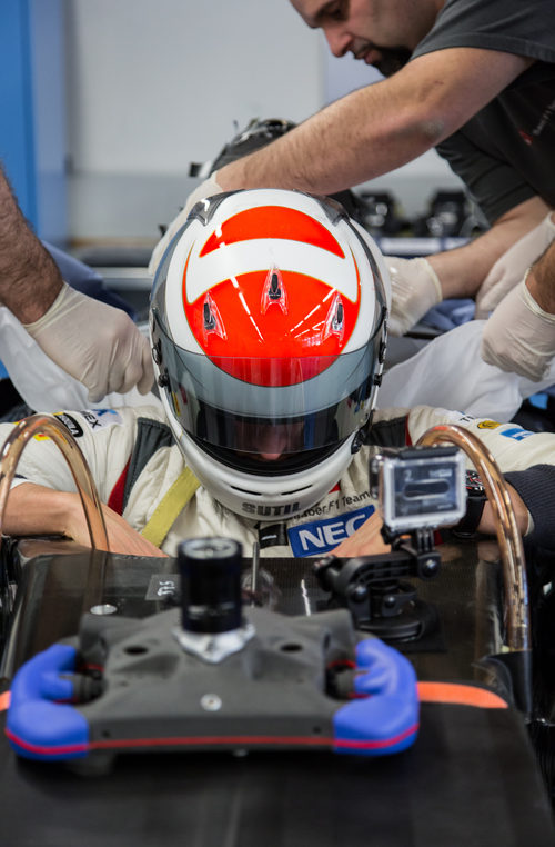 Adrian Sutil entra en su nuevo cockpit