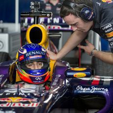 Daniel Ricciardo recibe instrucciones en el box