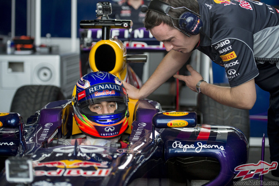 Daniel Ricciardo recibe instrucciones en el box