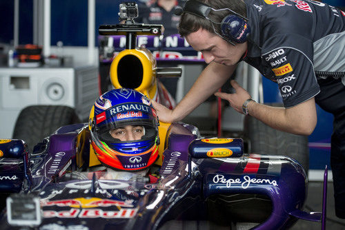 Daniel Ricciardo recibe instrucciones en el box