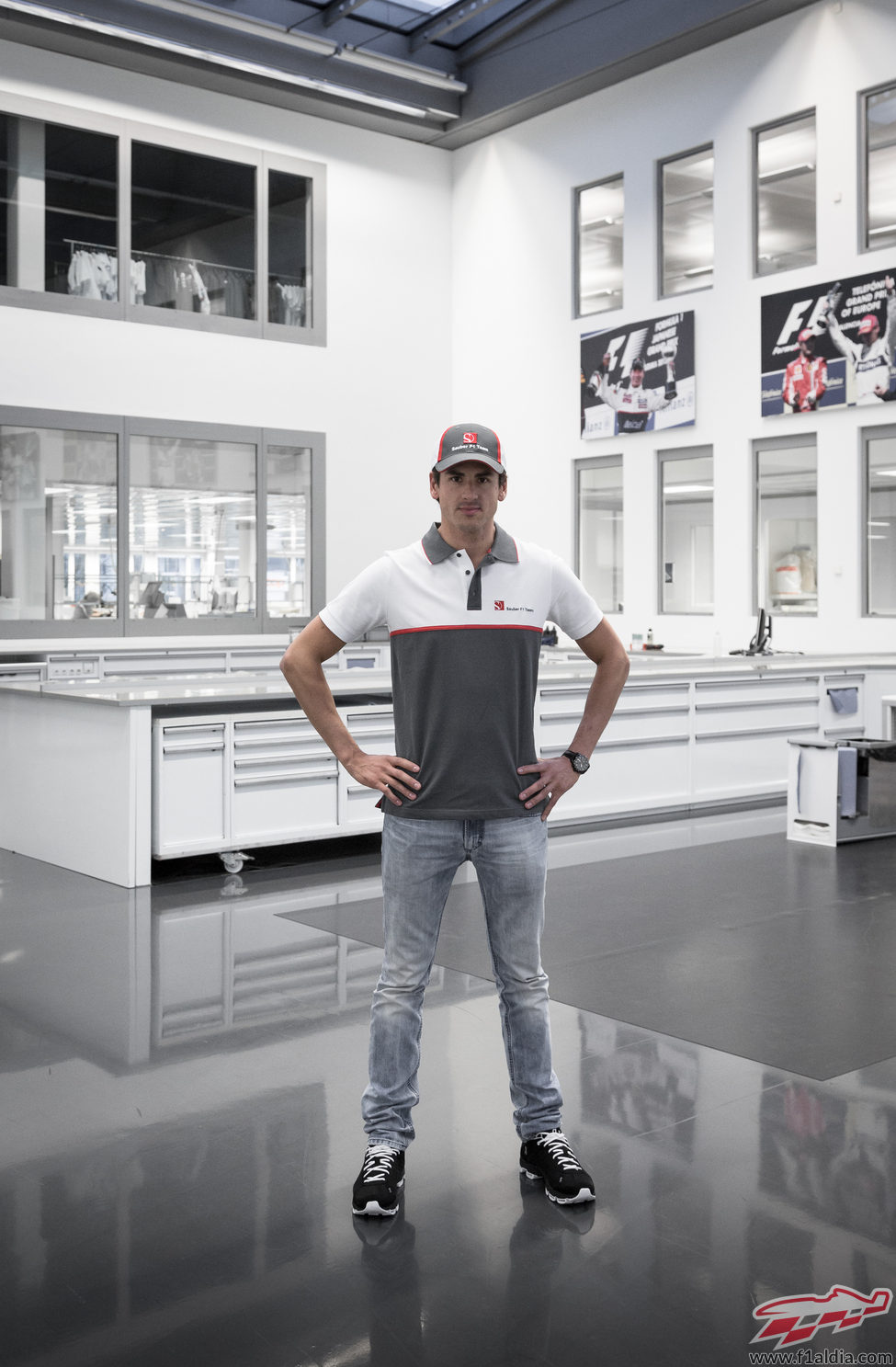 Adrian Sutil posa en la sede de Sauber