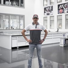 Adrian Sutil posa en la sede de Sauber