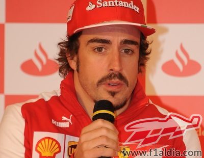 Fernando Alonso atiende a la prensa en el evento