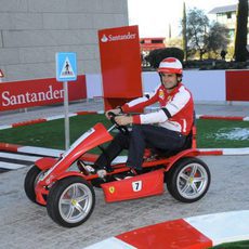 Pedro de la Rosa se pasea en un kart