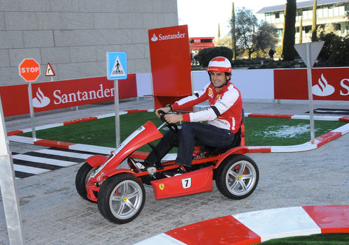 Pedro de la Rosa se pasea en un kart