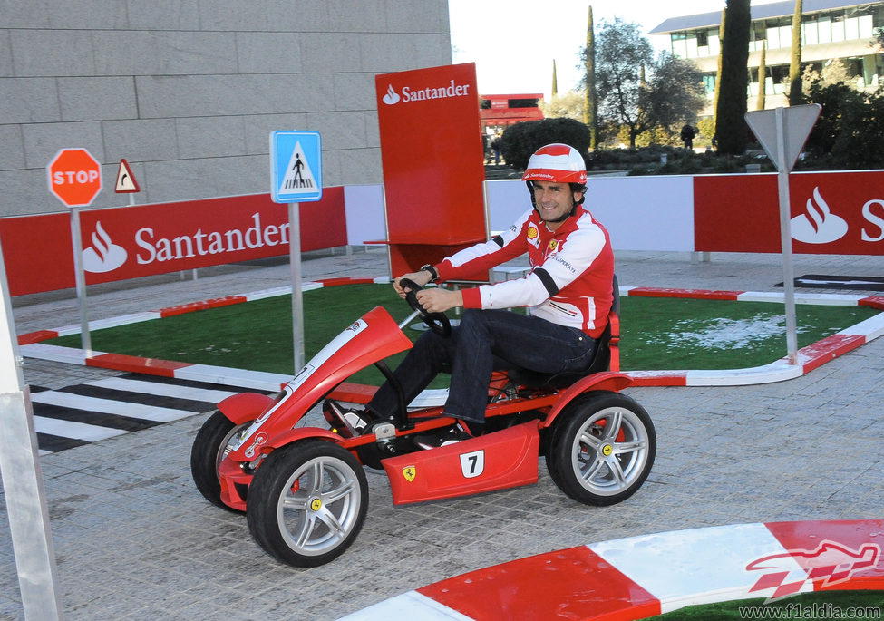 Pedro de la Rosa se pasea en un kart