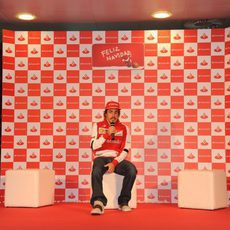 Fernando Alonso asiste a un evento con el Santander