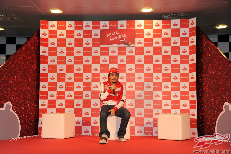 Fernando Alonso asiste a un evento con el Santander