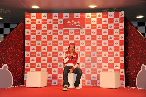 Fernando Alonso asiste a un evento con el Santander