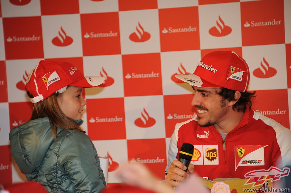 Alonso atiende las preguntas de una niña