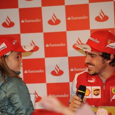 Alonso atiende las preguntas de una niña