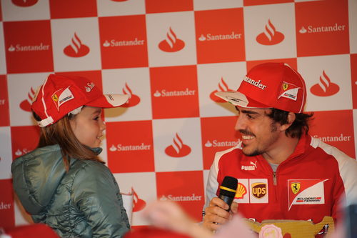 Alonso atiende las preguntas de una niña