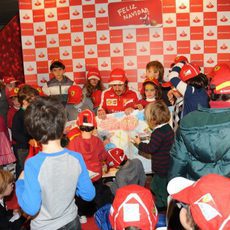 Fernando Alonso, rodeado de niños