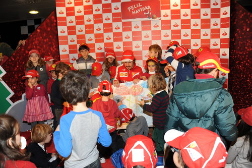 Fernando Alonso, rodeado de niños