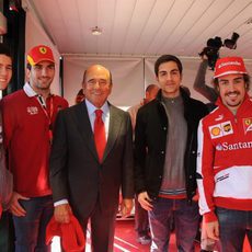 Fernando Alonso, junto a Emilio Botín y varios aficionados