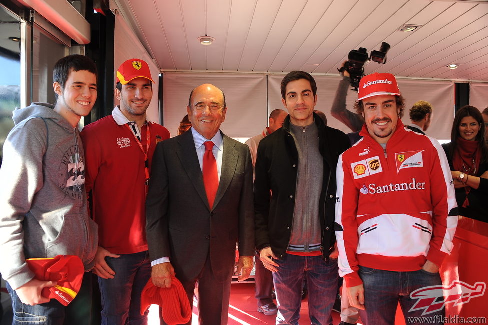 Fernando Alonso, junto a Emilio Botín y varios aficionados