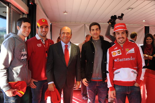 Fernando Alonso, junto a Emilio Botín y varios aficionados