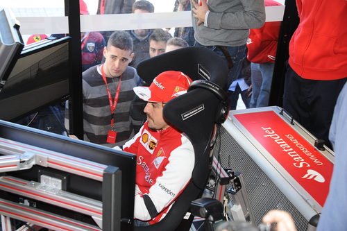 Fernando Alonso prueba el simulador