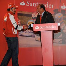 Fernando Alonso saluda a Emilio Botín