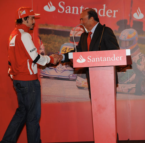 Fernando Alonso saluda a Emilio Botín