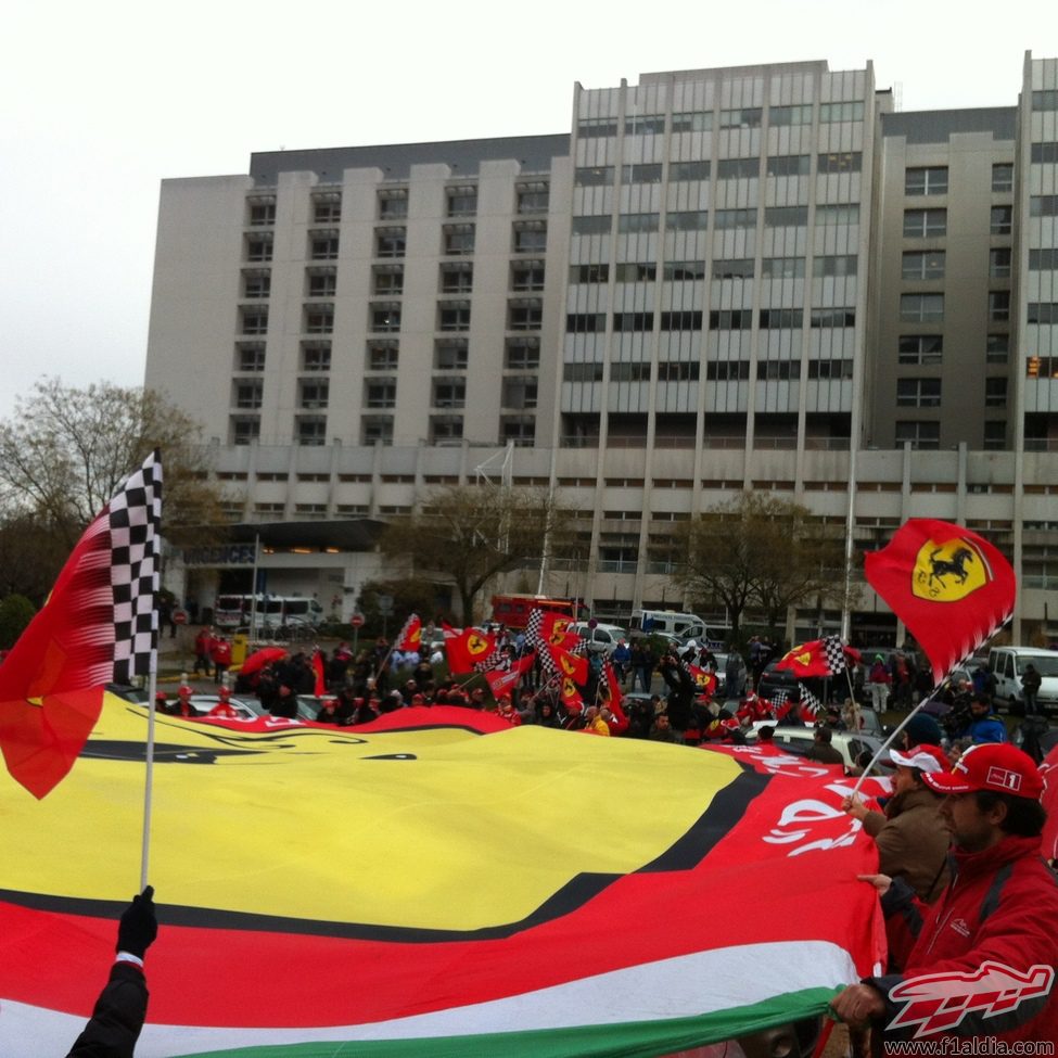 Bandera gigante de Ferrari en Grenoble