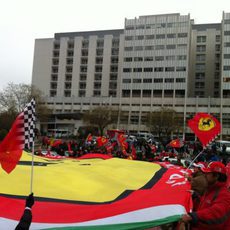 Bandera gigante de Ferrari en Grenoble