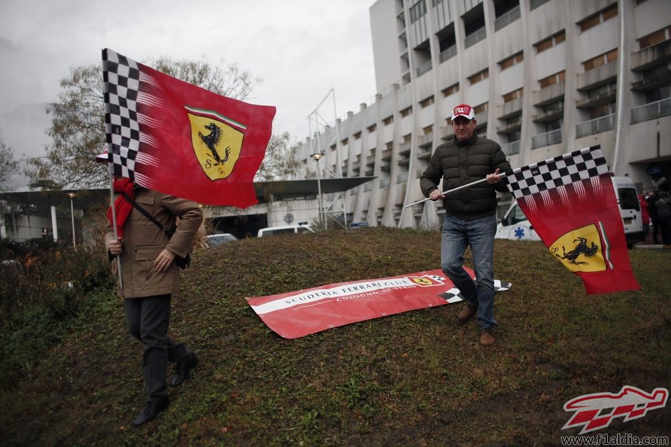 Banderas de Ferrari a las puertas del hospital