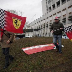 Banderas de Ferrari a las puertas del hospital