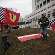 Banderas de Ferrari a las puertas del hospital