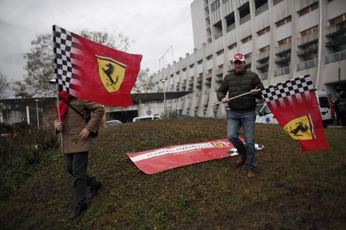 Banderas de Ferrari a las puertas del hospital