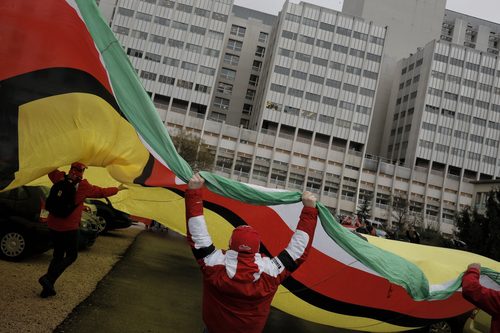 Los aficionados despliegan una gran bandera