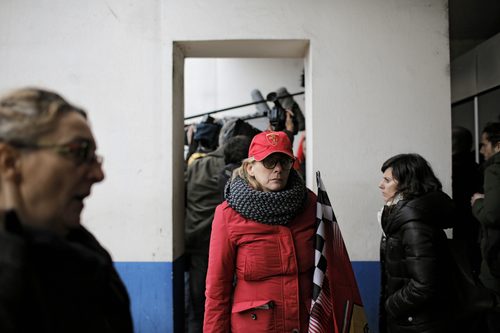 Una de las aficionadas espera a las puertas del hospital