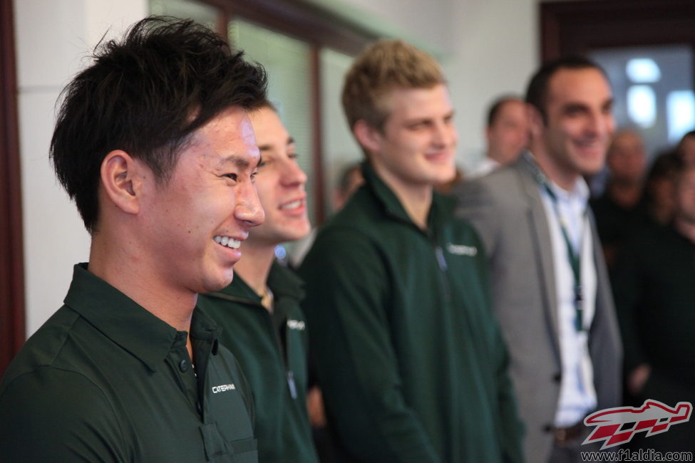 Kamui Kobayashi sonríe en la presentación