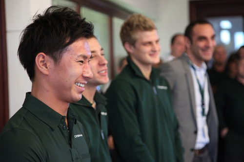 Kamui Kobayashi sonríe en la presentación