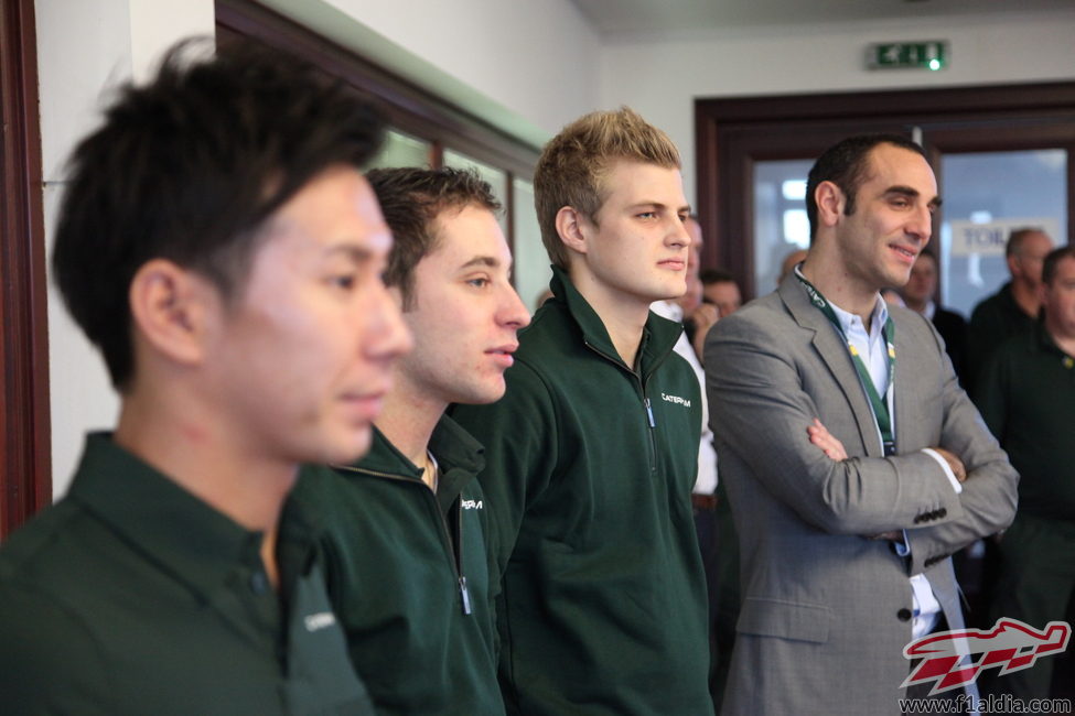 Cyril Abiteboul junto a sus pilotos para 2014