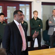 Tony Fernandes charla ante sus empleados