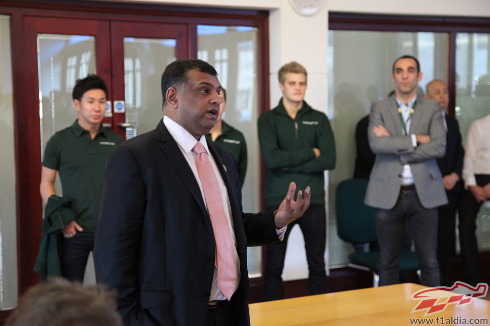 Tony Fernandes charla ante sus empleados