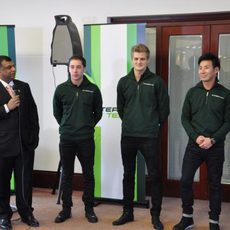 Tony Fernandes introduce a sus pilotos